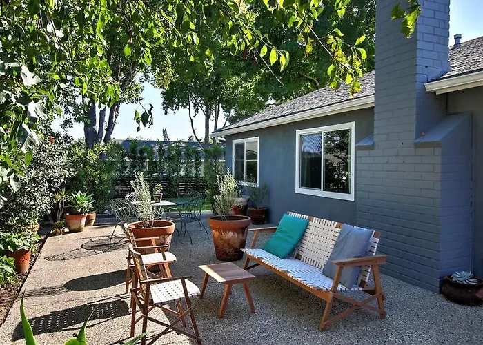 Modern Ranch Style House Near Lake Los Carneros