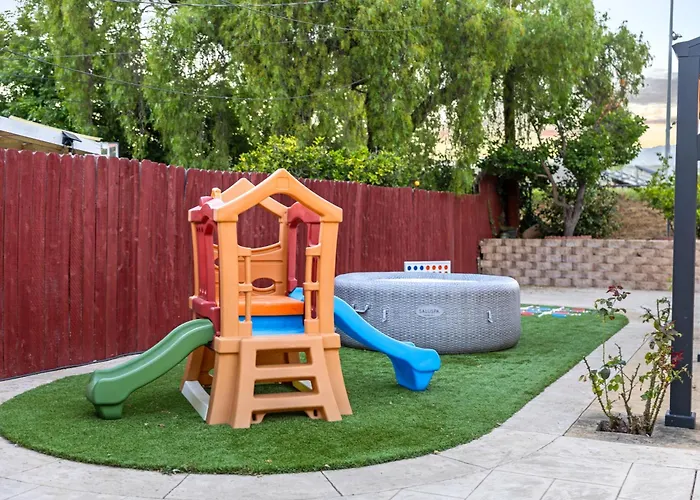 Coastal Home Near Ucsb & Airport, Hot Tub, King Beds, Fast Wifi, Sleeps 6